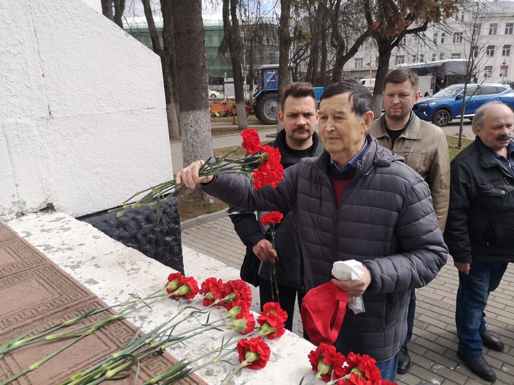 Ленин — наше знамя!