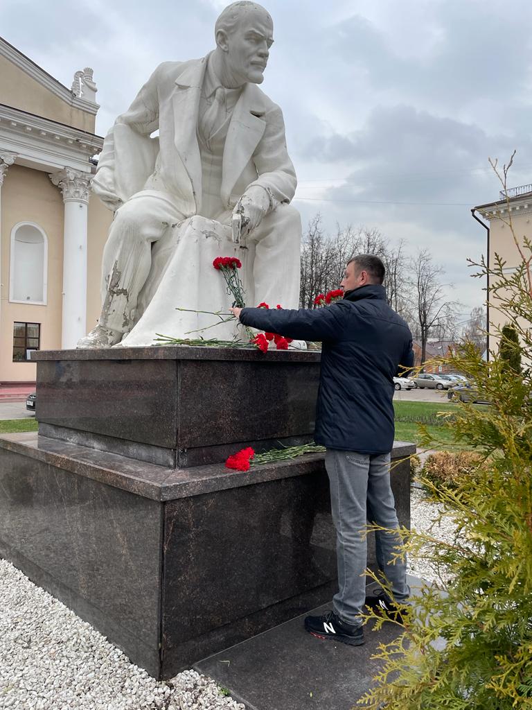 Субботник был отмЕнен, ведь, вместе с нами – Ленин!