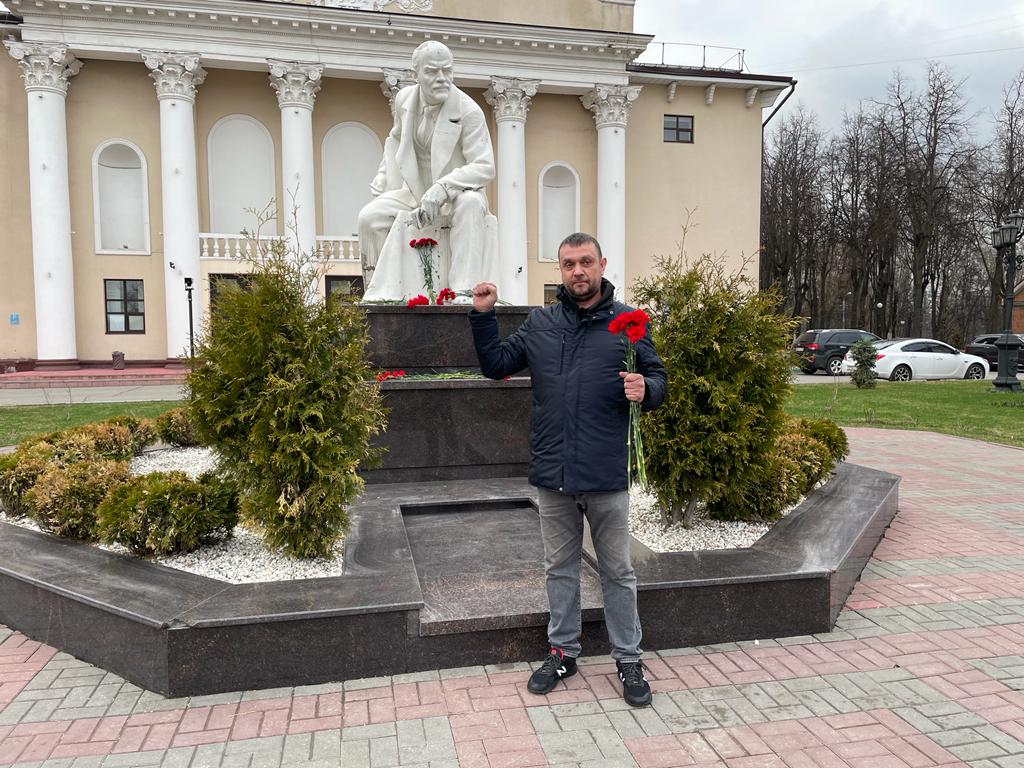 Субботник был отмЕнен, ведь, вместе с нами – Ленин!