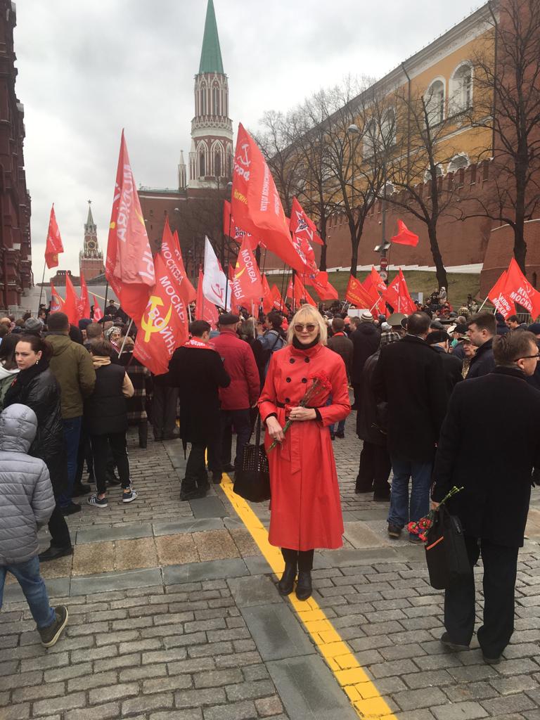 Субботник был отмЕнен, ведь, вместе с нами – Ленин!