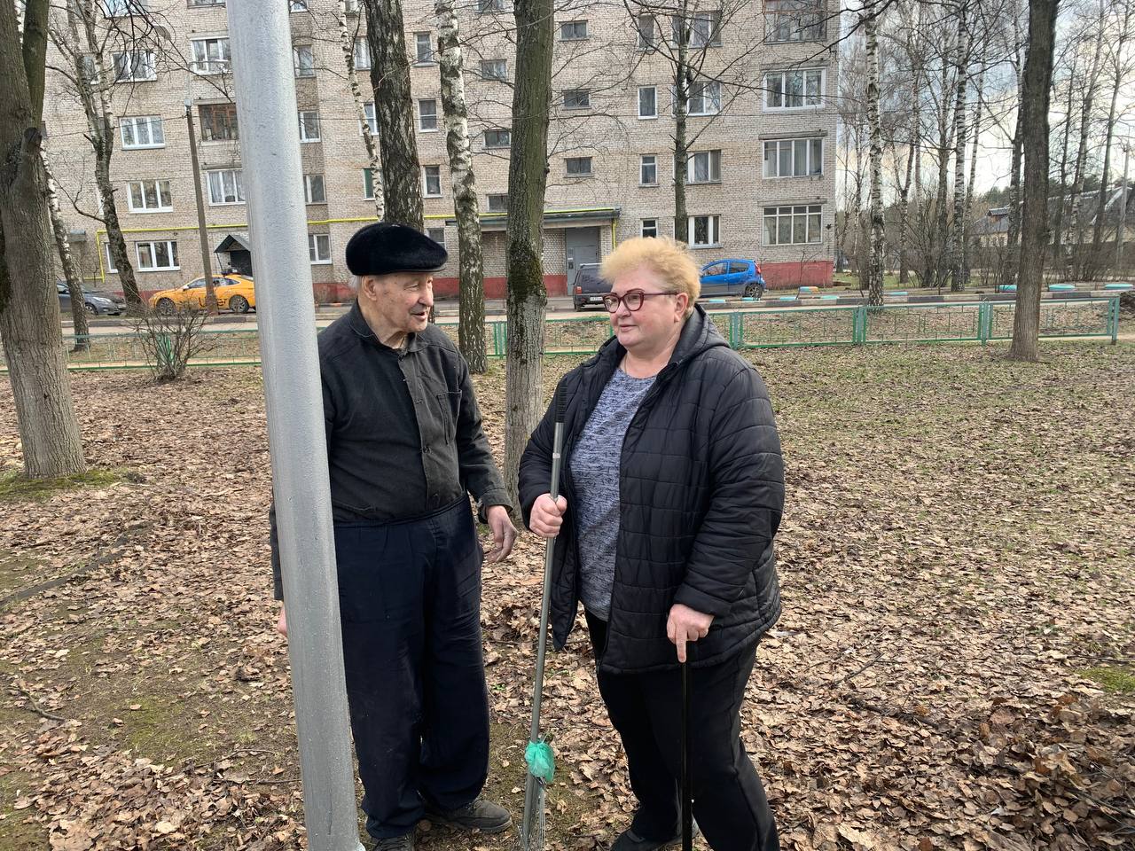 Ленин - жил, Ленин - жив, Ленин - будет жить!