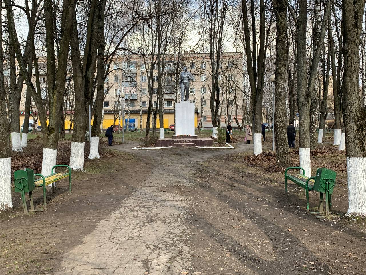 Ленин - жил, Ленин - жив, Ленин - будет жить!