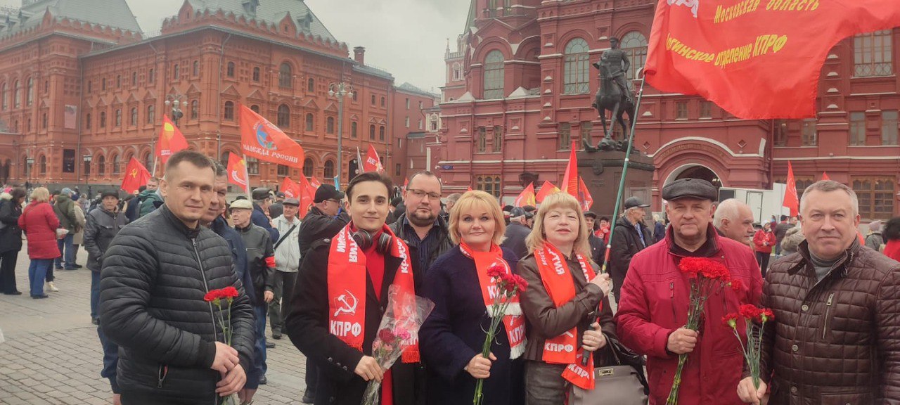 Ленин - жил, Ленин - жив, Ленин - будет жить!