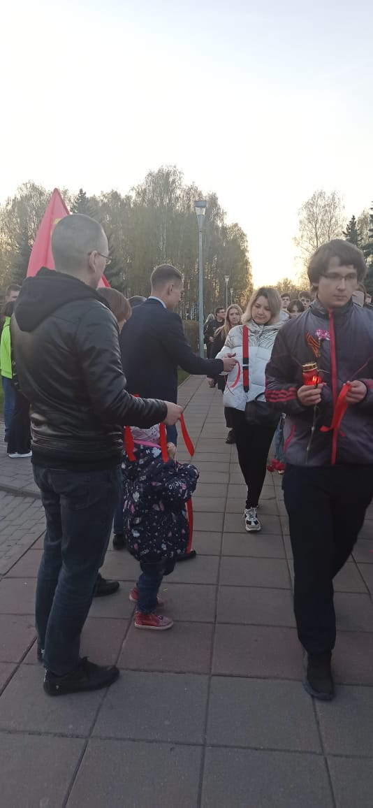 Главные символы Дня Победы – красная ленточка и Знамя Победы!