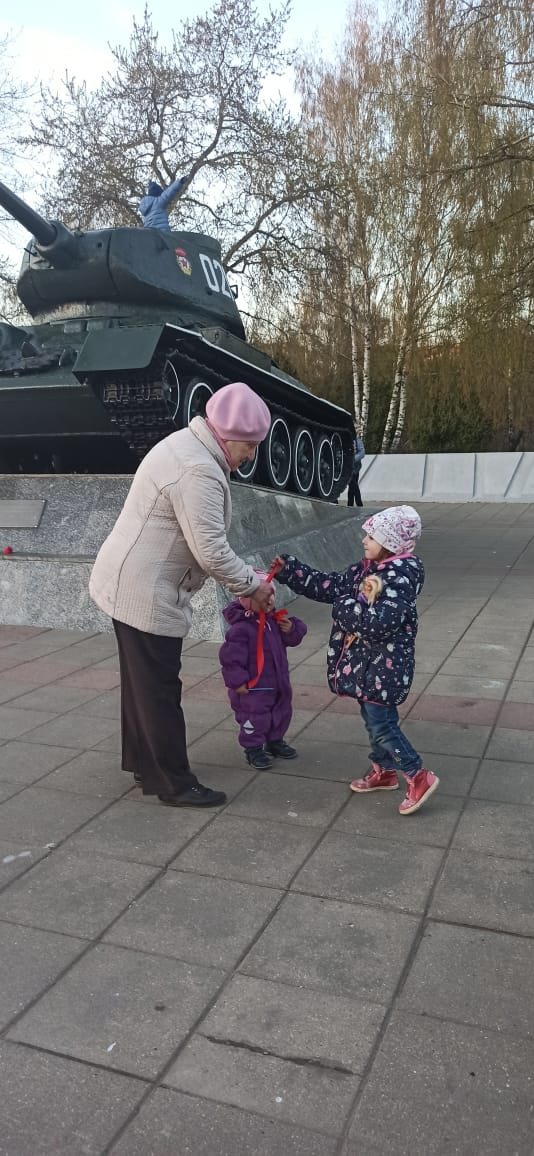 Главные символы Дня Победы – красная ленточка и Знамя Победы!