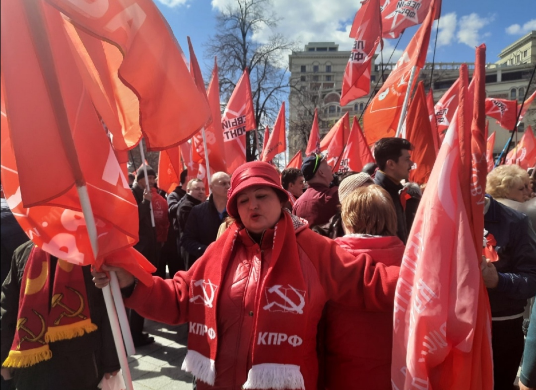 Вновь брызнуло красным