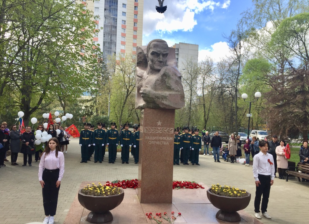 Под красными знаменами и с портретом И.В. Сталина