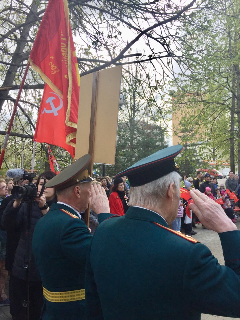 Под красными знаменами и с портретом И.В. Сталина