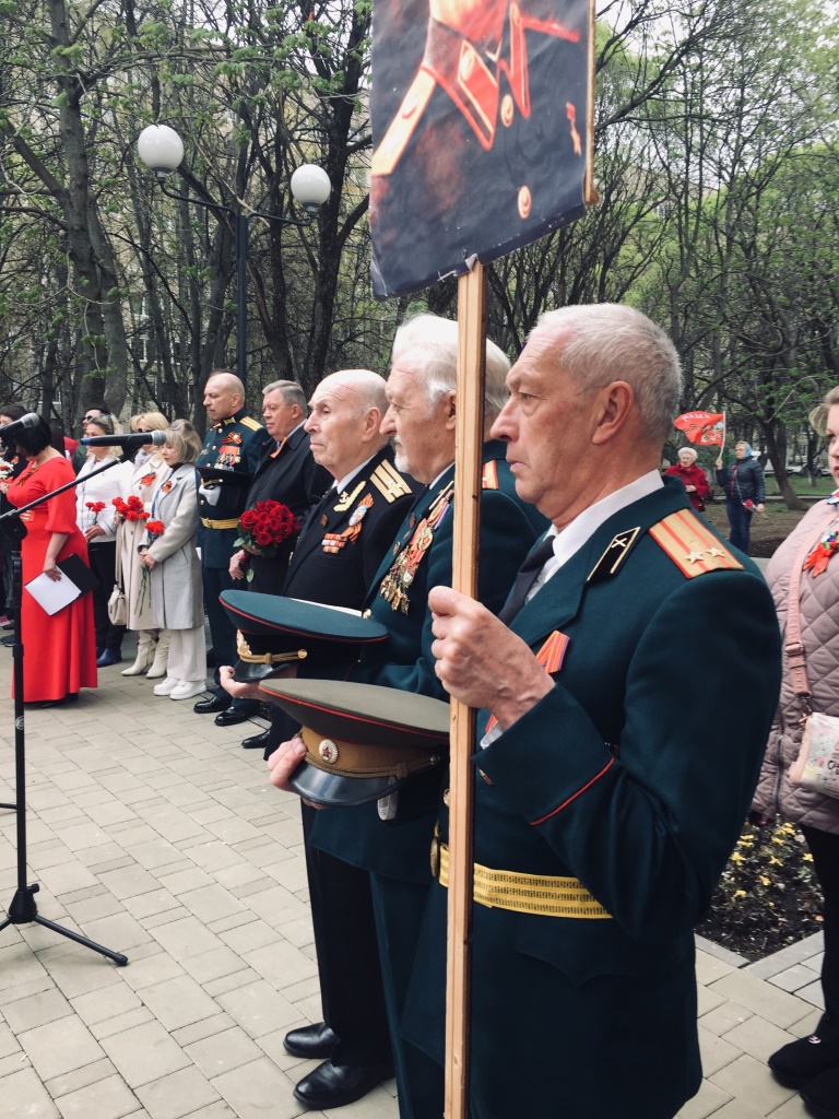 Под красными знаменами и с портретом И.В. Сталина