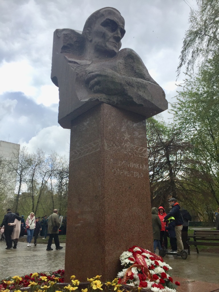 Под красными знаменами и с портретом И.В. Сталина