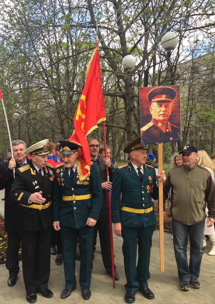 Под красными знаменами и с портретом И.В. Сталина