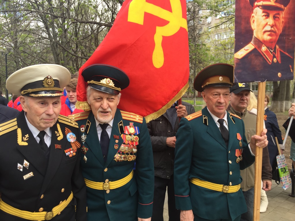 Под красными знаменами и с портретом И.В. Сталина