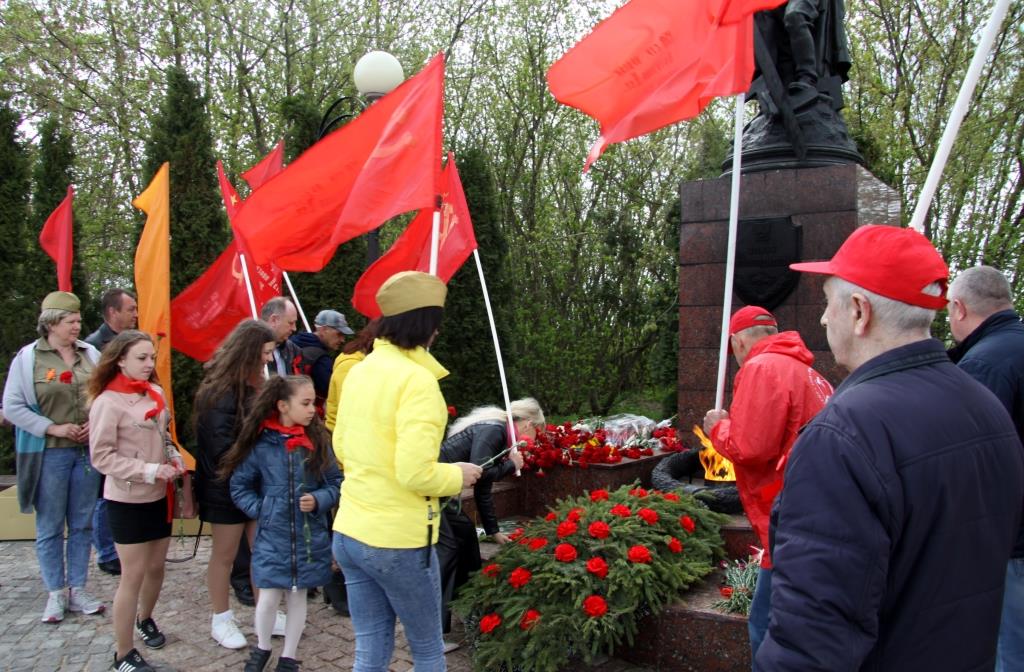 «…Вонзить знамен победных шелк в паучью свастику Берлина»