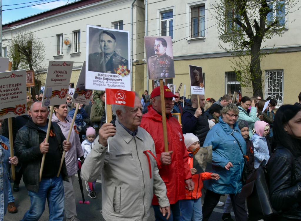 «…Вонзить знамен победных шелк в паучью свастику Берлина»