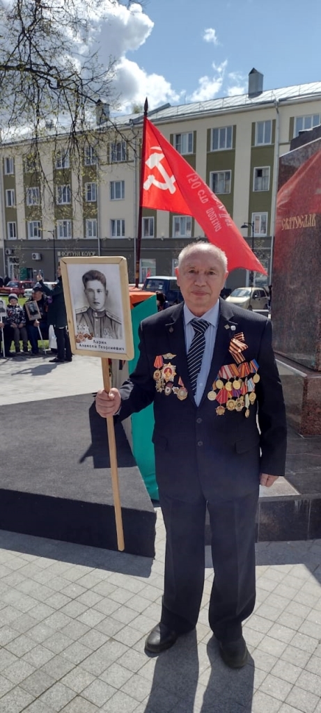 «…Вонзить знамен победных шелк в паучью свастику Берлина»