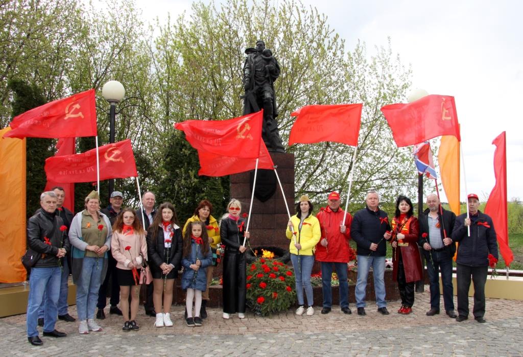 «…Вонзить знамен победных шелк в паучью свастику Берлина»