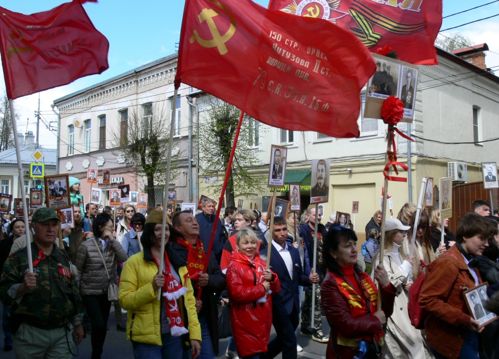 «…Вонзить знамен победных шелк в паучью свастику Берлина»