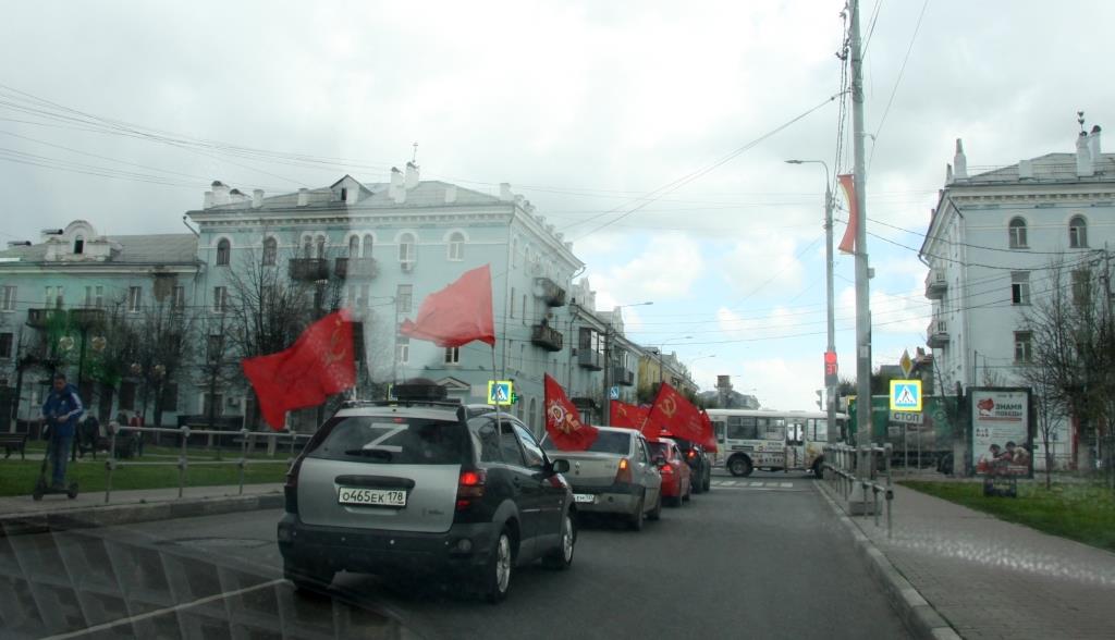 «…Вонзить знамен победных шелк в паучью свастику Берлина»