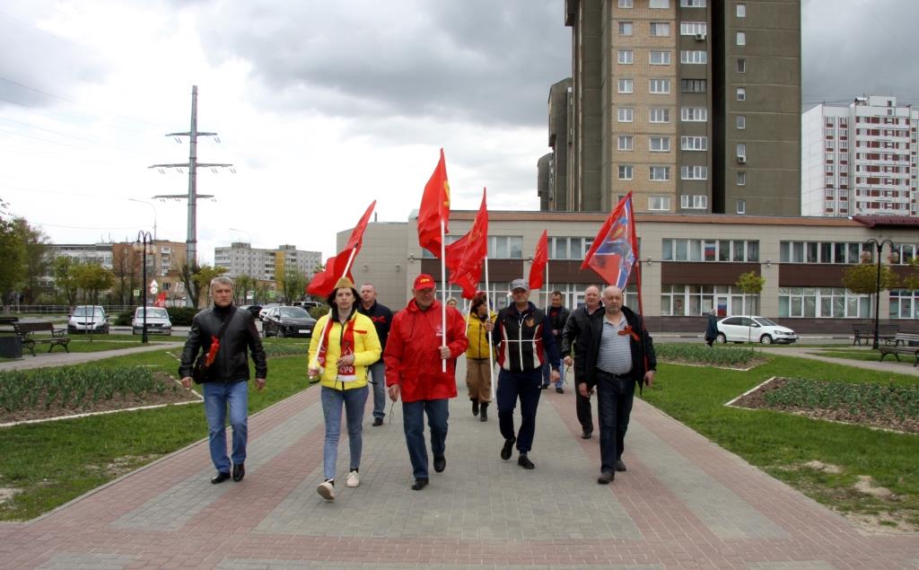 «…Вонзить знамен победных шелк в паучью свастику Берлина»