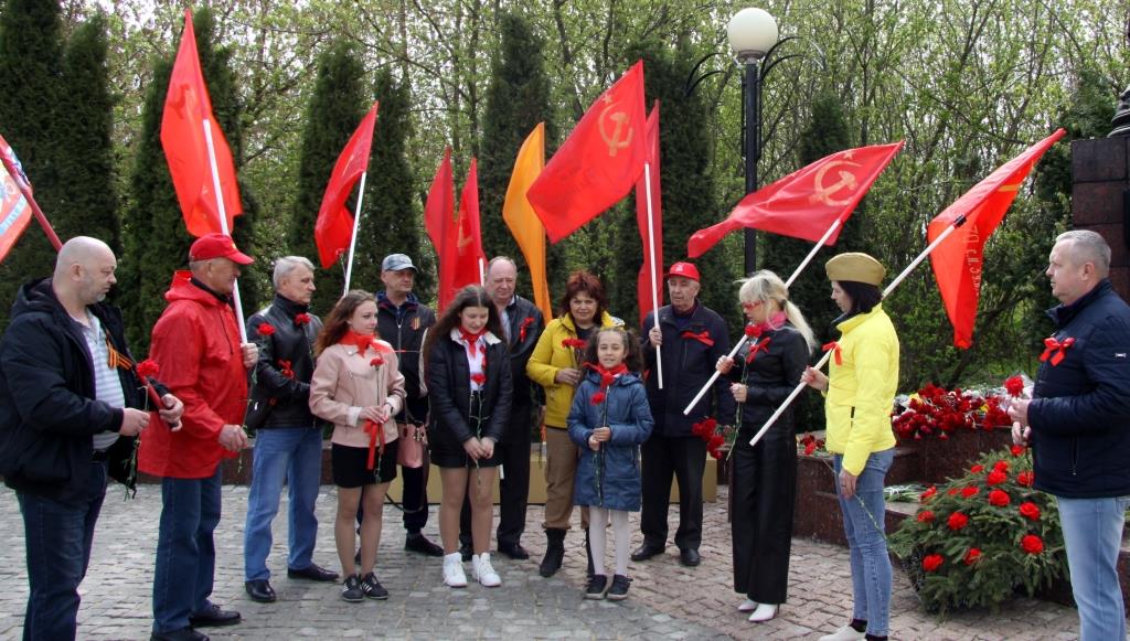 «…Вонзить знамен победных шелк в паучью свастику Берлина»