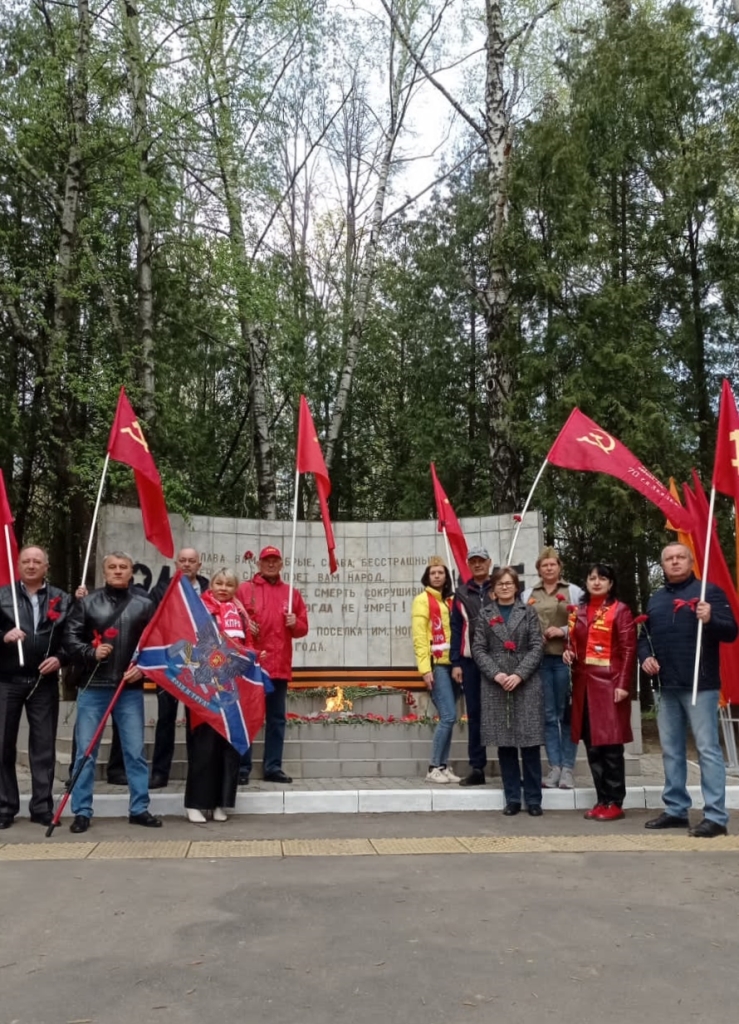 «…Вонзить знамен победных шелк в паучью свастику Берлина»