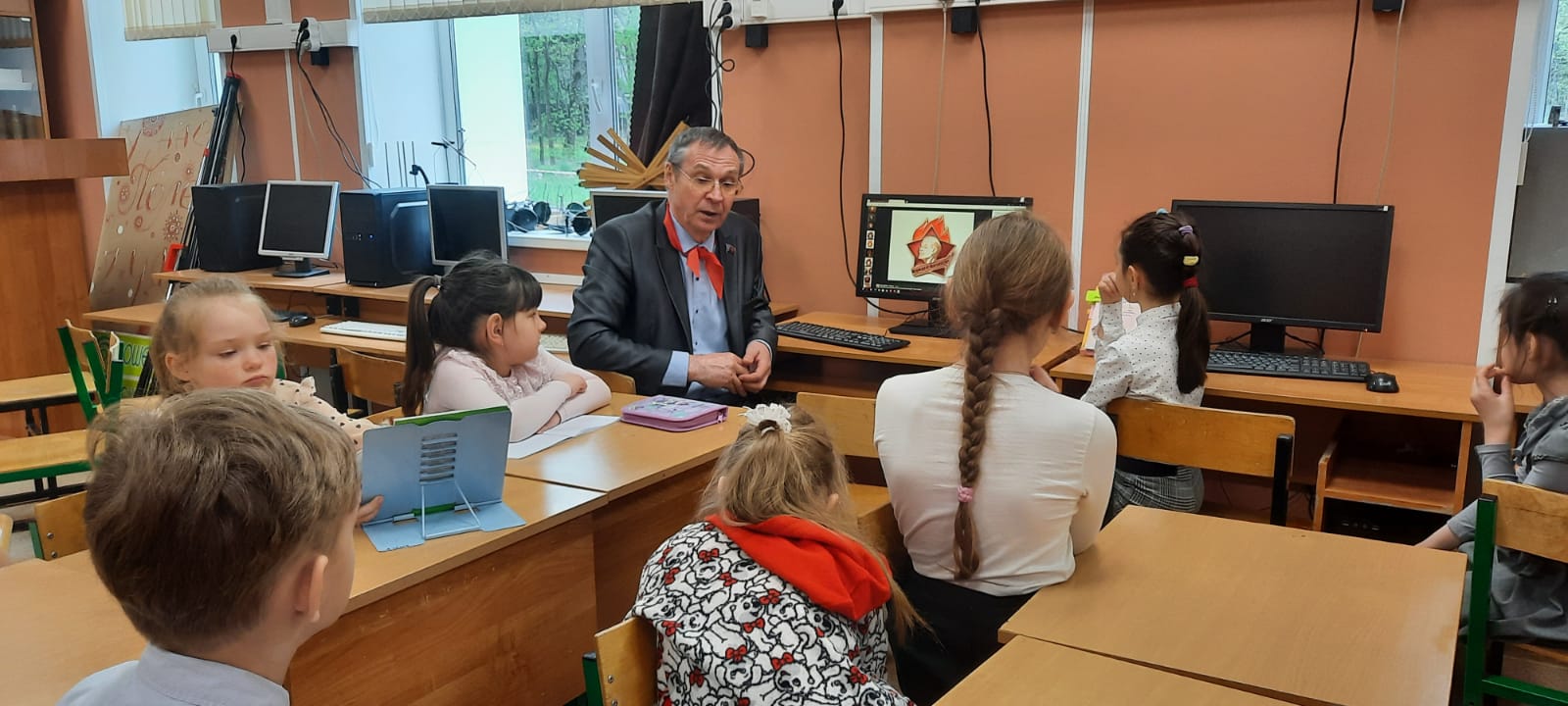 История пионерских значков...