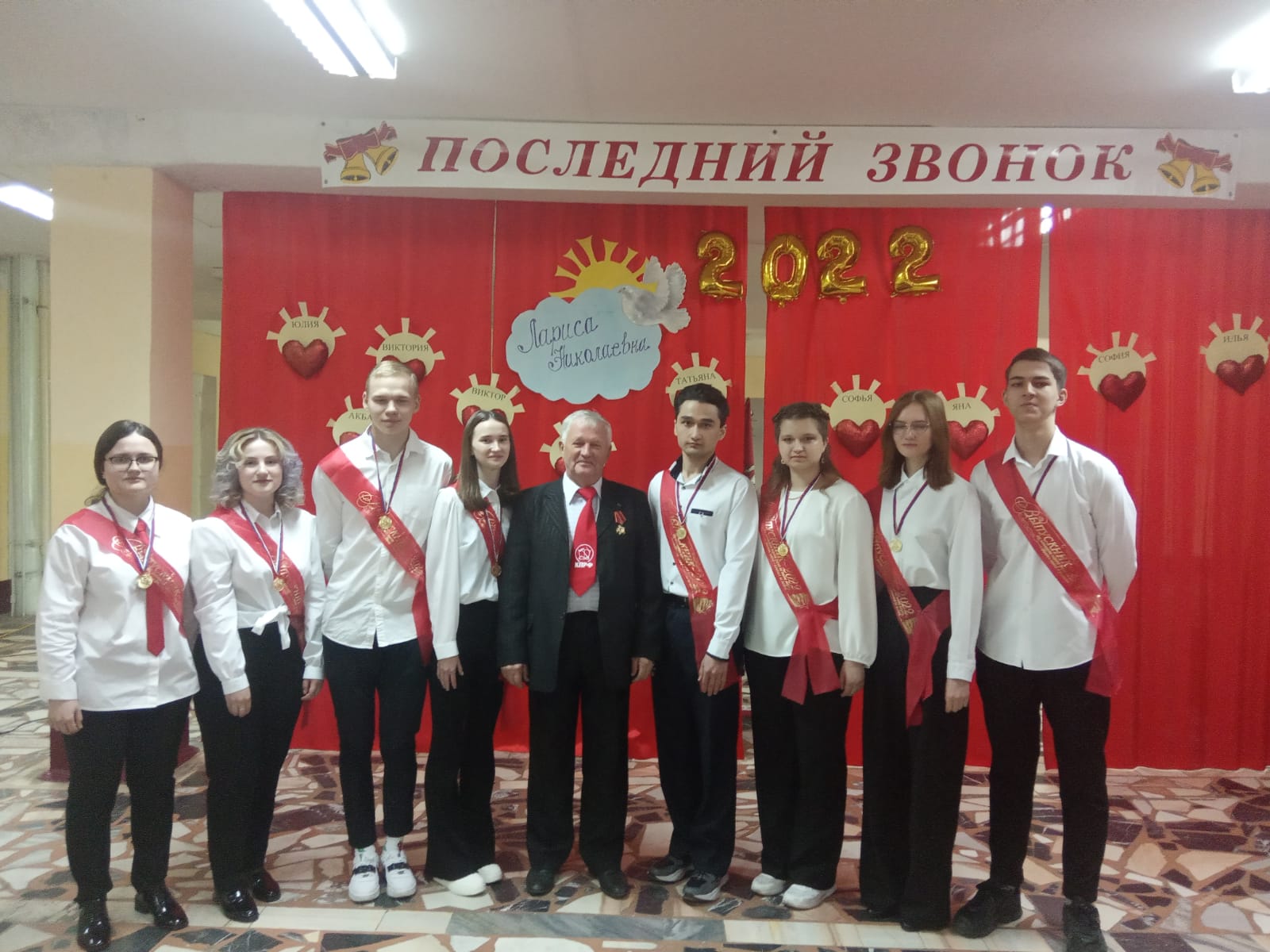 Воскресенские коммунисты поздравили выпускников