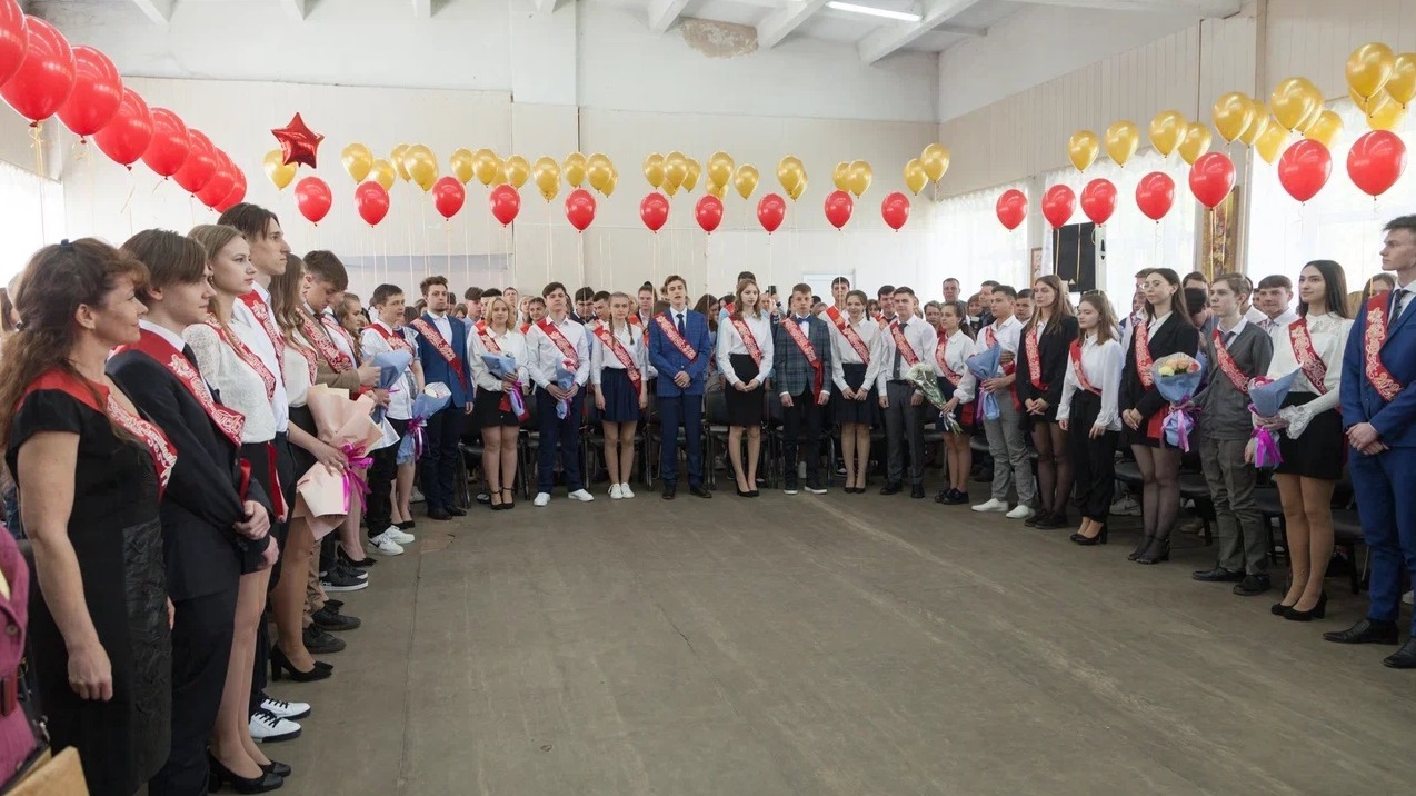 Каширские коммунисты поздравили выпускников