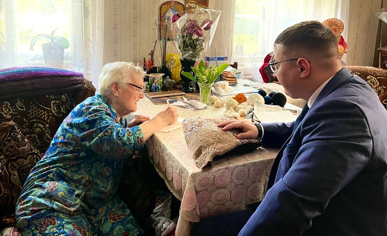 Марк Черемисов осуществил мечту труженика тыла - 96-ти летняя Е.А. Терон впервые видела Парад Победы вживую на Красной площади