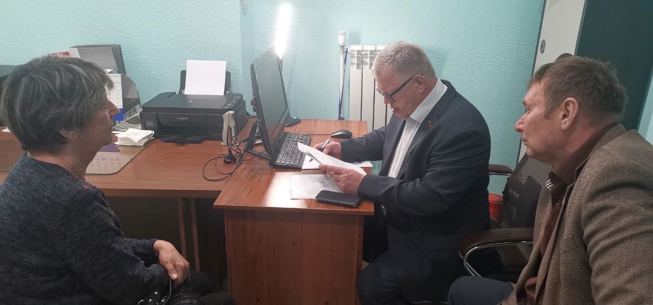 Депутат-коммунист Александр Наумов провел приём граждан в городе Озёры