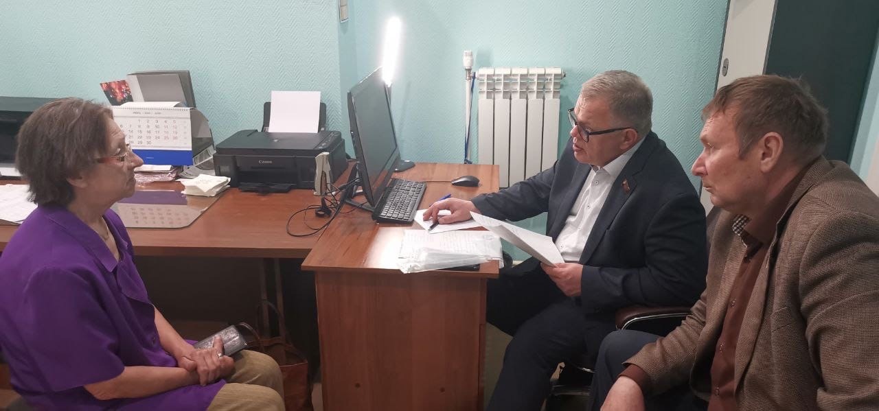 Депутат-коммунист Александр Наумов провел приём граждан в городе Озёры
