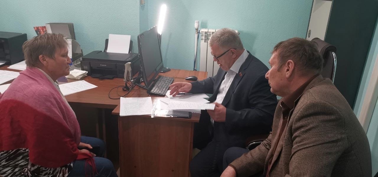 Депутат-коммунист Александр Наумов провел приём граждан в городе Озёры