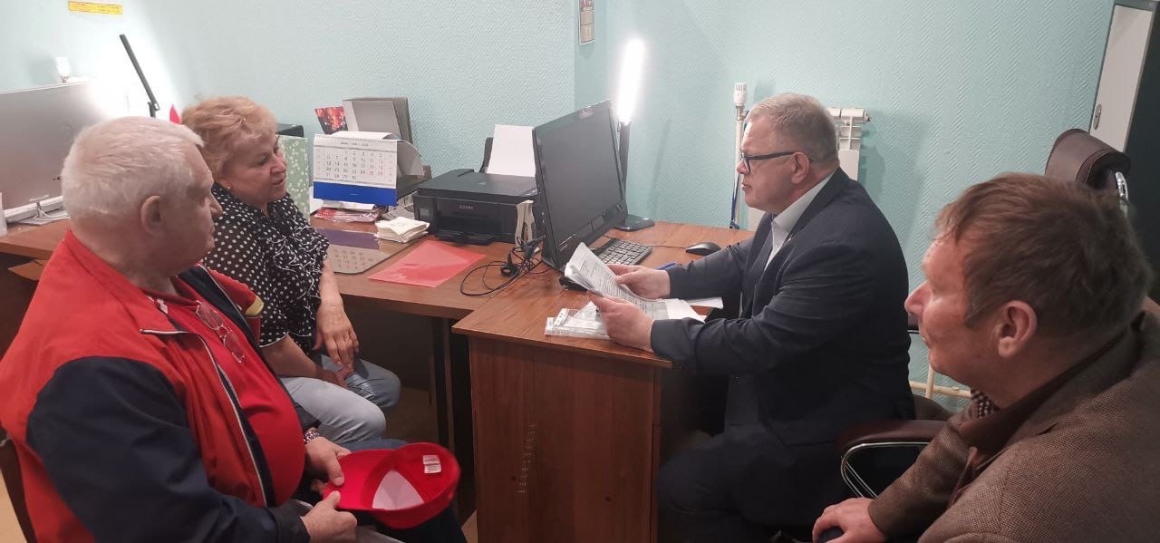 Депутат-коммунист Александр Наумов провел приём граждан в городе Озёры