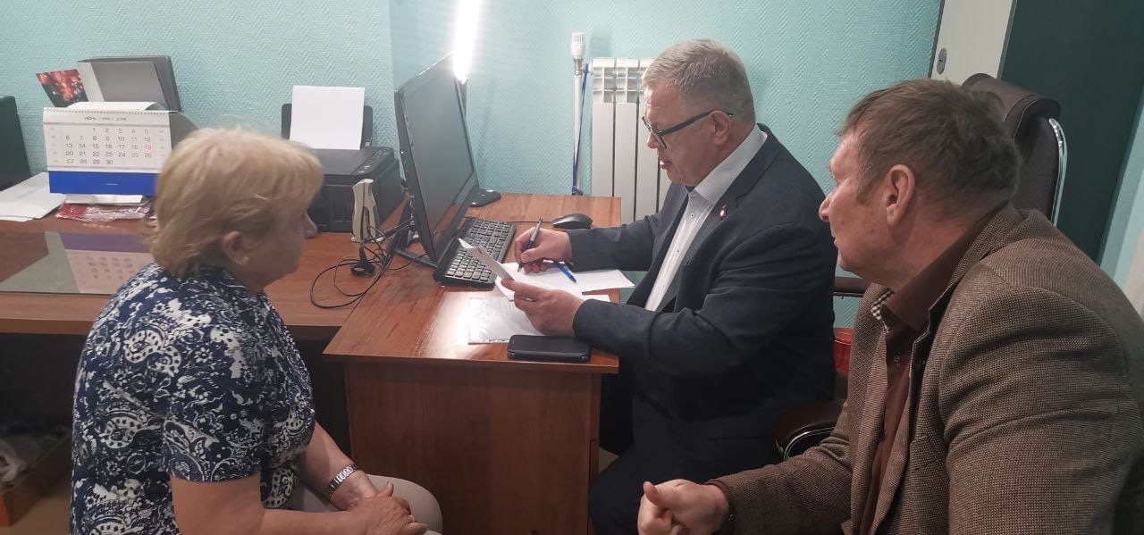 Депутат-коммунист Александр Наумов провел приём граждан в городе Озёры