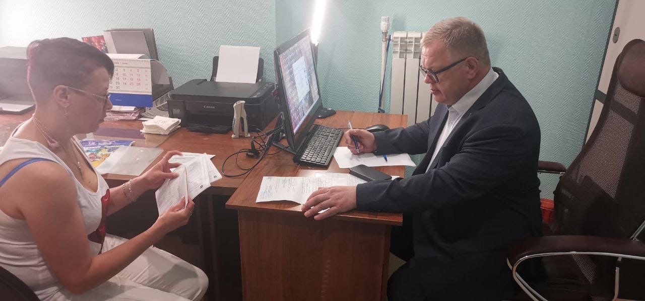 Депутат-коммунист Александр Наумов провел приём граждан в городе Озёры