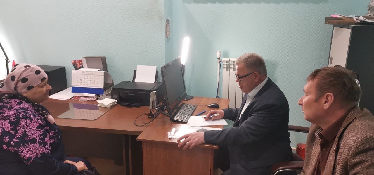Депутат-коммунист Александр Наумов провел приём граждан в городе Озёры