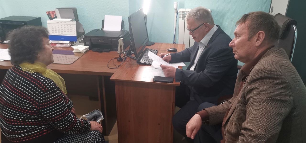 Депутат-коммунист Александр Наумов провел приём граждан в городе Озёры