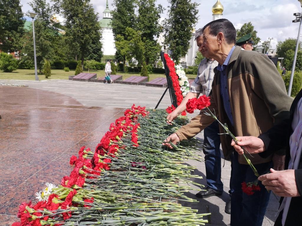 Сергиево-Посадские коммунисты возложили цветы к Вечному Огню