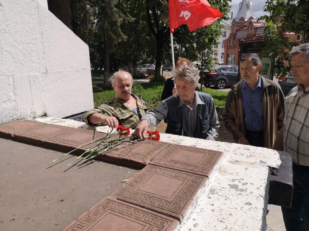 Сергиево-Посадские коммунисты возложили цветы к Вечному Огню