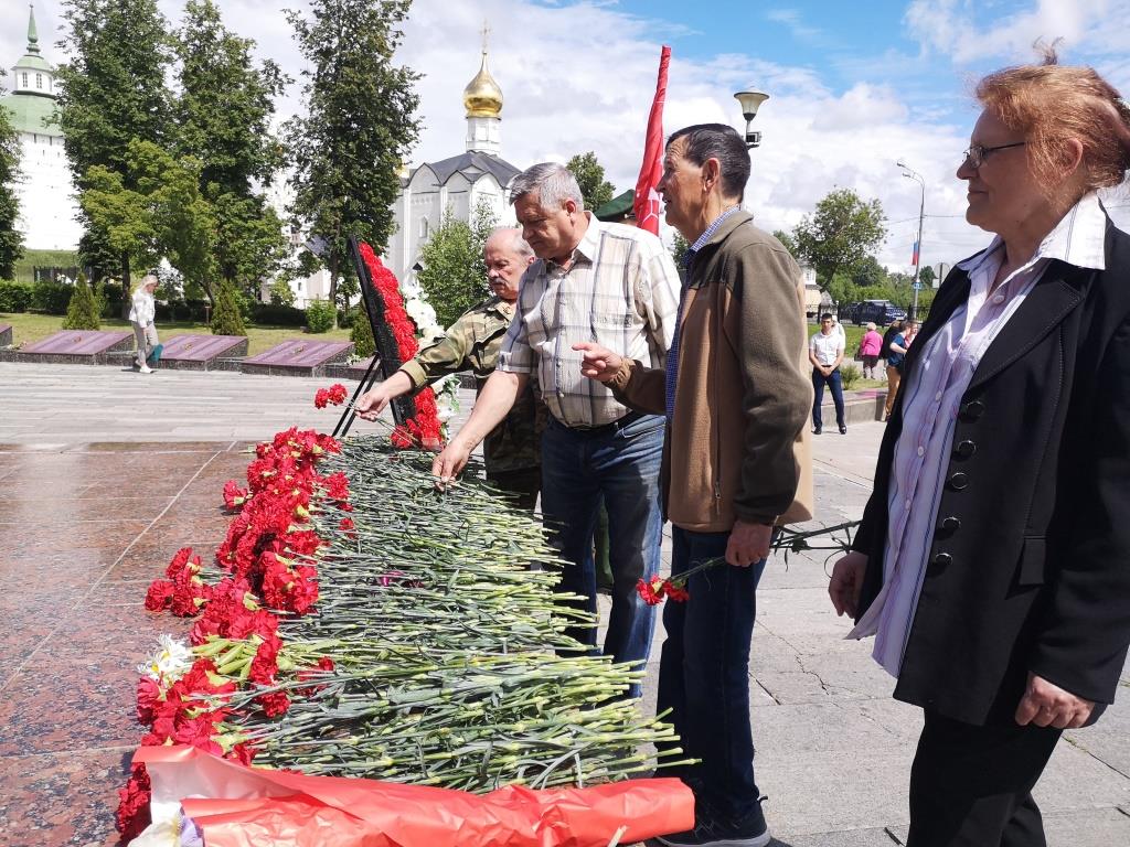 Сергиево-Посадские коммунисты возложили цветы к Вечному Огню