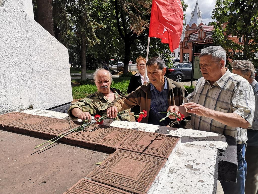 Сергиево-Посадские коммунисты возложили цветы к Вечному Огню