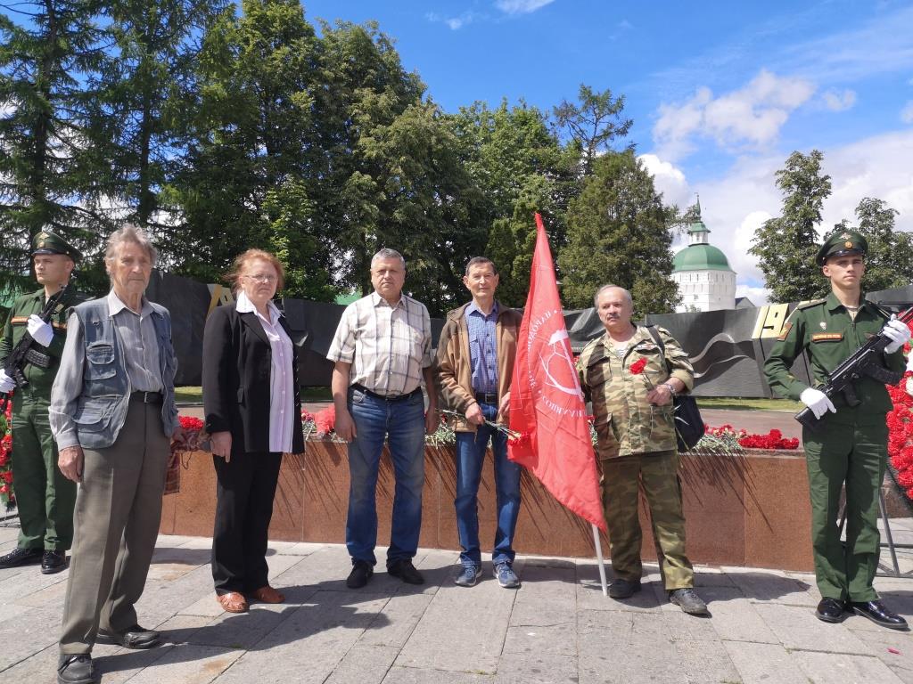 Сергиево-Посадские коммунисты возложили цветы к Вечному Огню