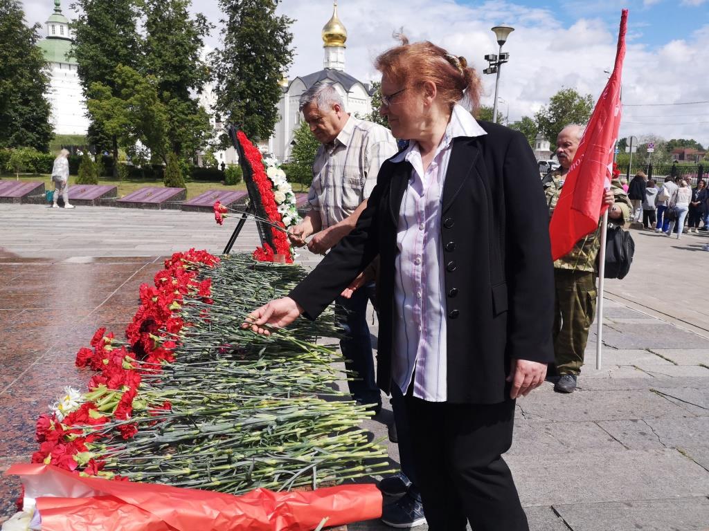 Сергиево-Посадские коммунисты возложили цветы к Вечному Огню