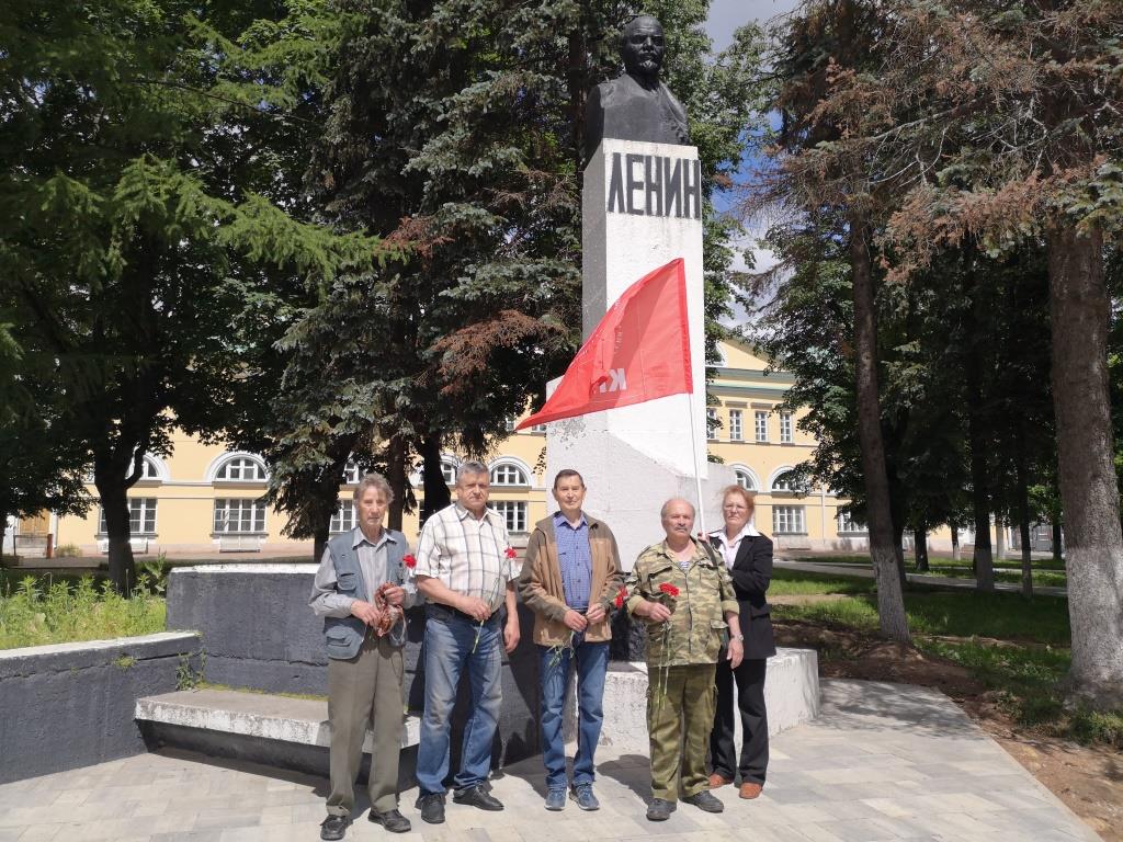 Сергиево-Посадские коммунисты возложили цветы к Вечному Огню