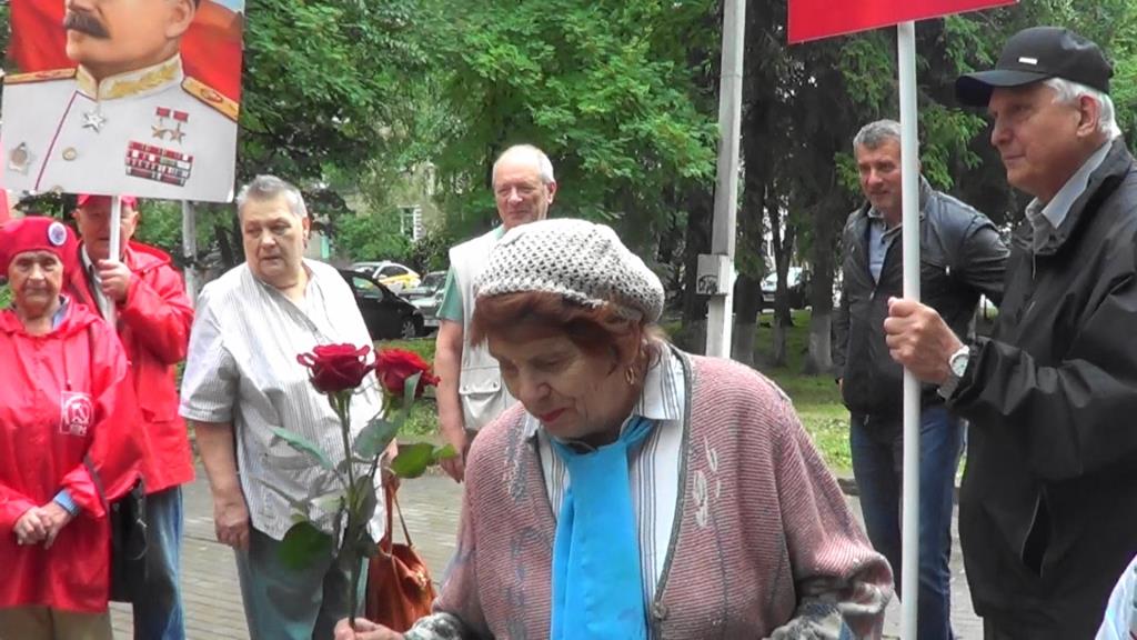 Памяти павших будем достойны!