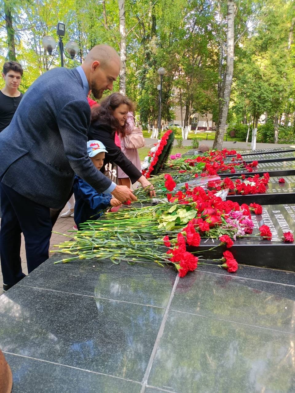 Балашихинские коммунисты почти память воинов-победителей в День памяти и скорби