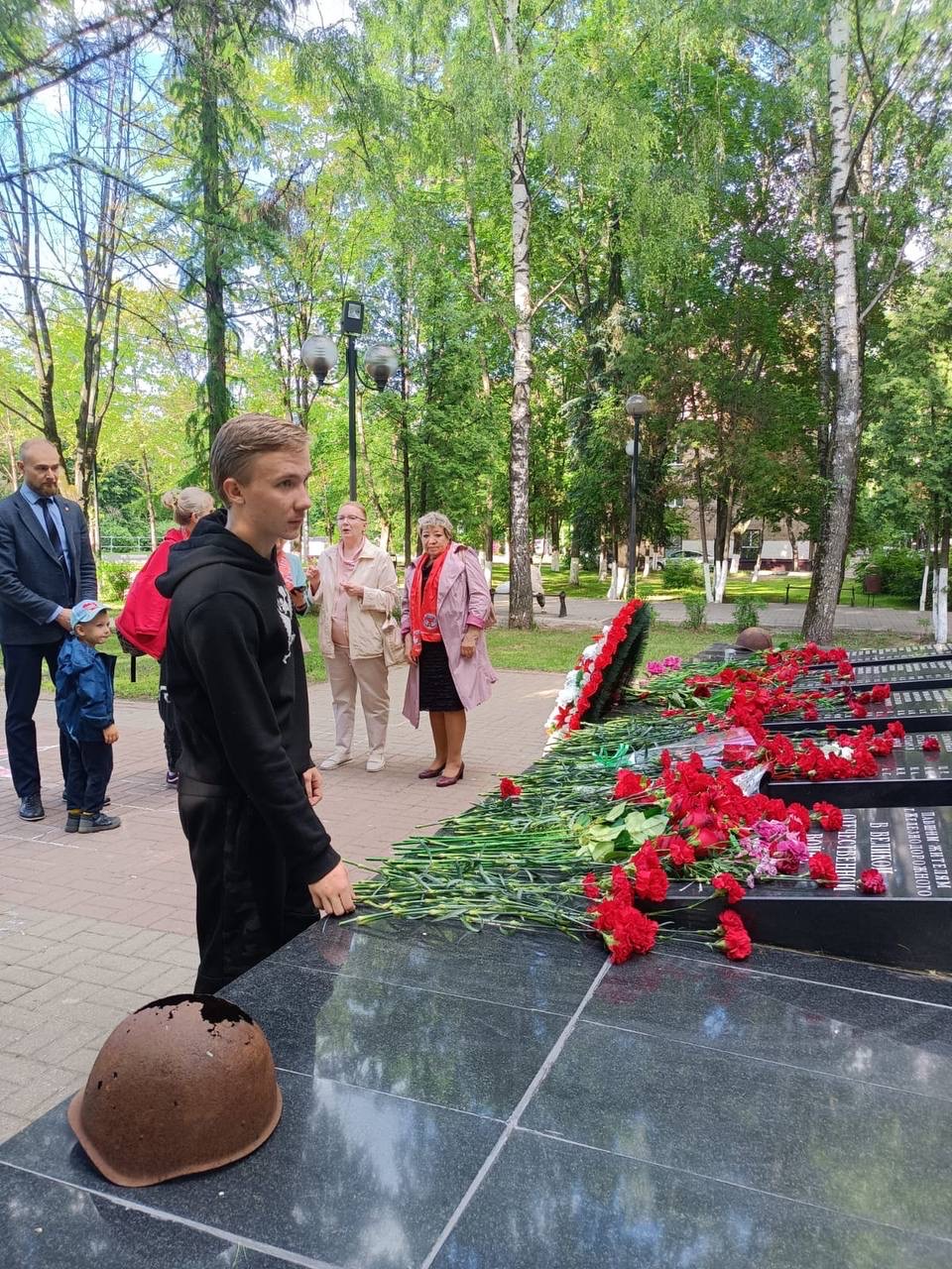 Балашихинские коммунисты почти память воинов-победителей в День памяти и скорби