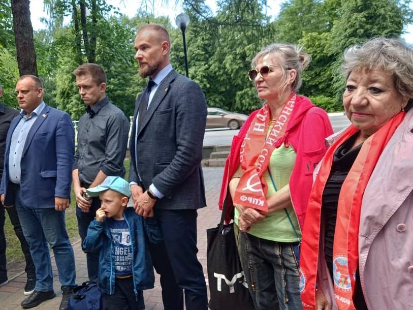 Балашихинские коммунисты почти память воинов-победителей в День памяти и скорби