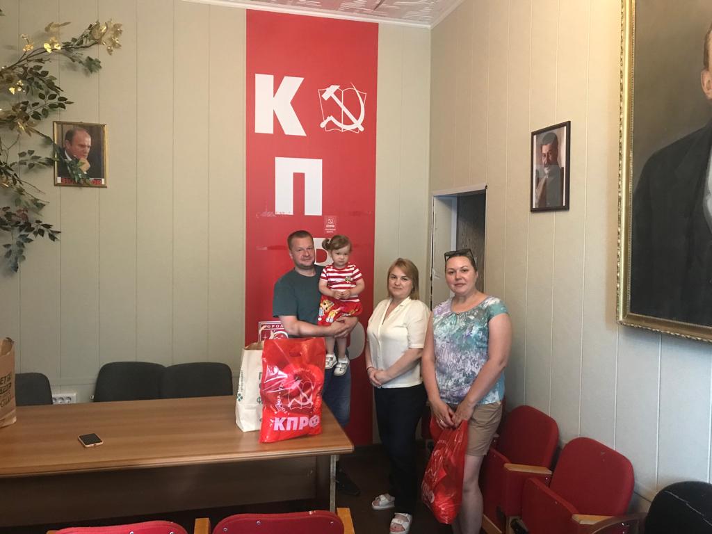 В Королёве день молодёжи коммунисты отметили социальной акцией