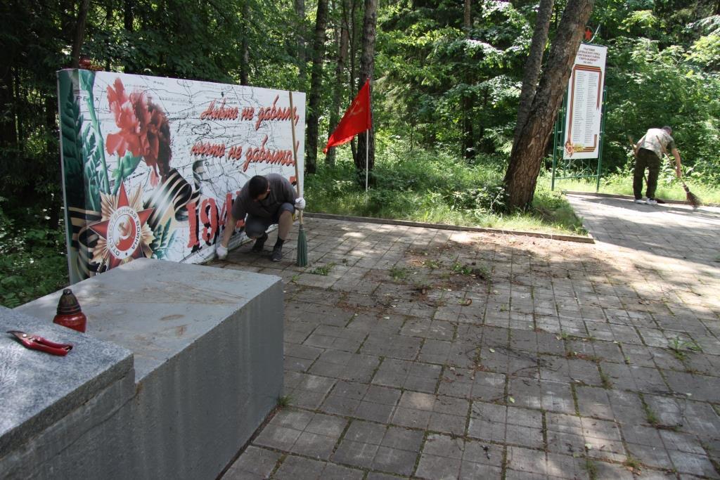 Субботник на партизанской базе «Смерть фашизму»